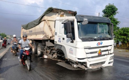 Cú tông mạnh vào dải phân cách nằm giữa quốc lộ 1A khiến phần gầm và cầu trước của xe ô-tô tải bị gãy nát hoàn toàn.
